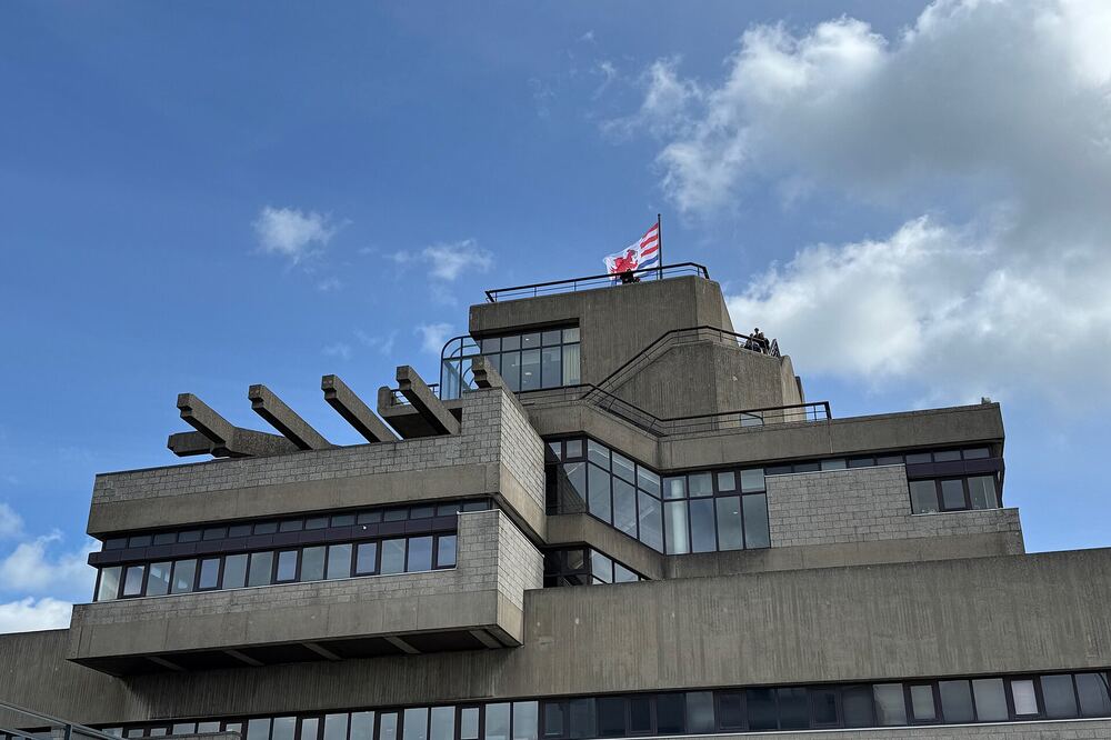 Het brutalistische stadhuis van Terneuzen tegen een blauwe lucht