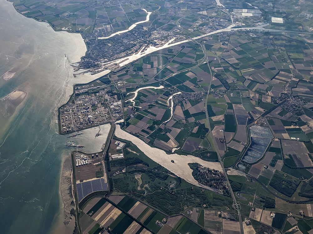 Luchtfoto van de kust en polders bij Terneuzen aan de Westerschelde
